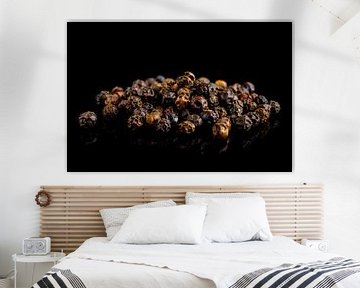 Schwarze Pfefferkörner auf einem schwarzen Hintergrund  von Sjoerd van der Wal Fotografie