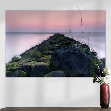 Strekdam bij zonsondergang.