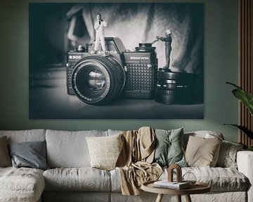 Miniatur-Welt Vintage-Kamera Flieger schwarz und weiß von Groothuizen Foto Art