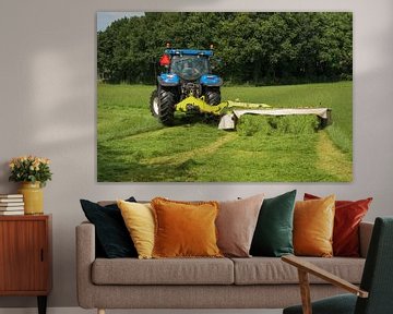 weiland maaien met blauwe tractor en maaimachine van Tonko Oosterink