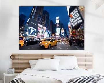 Times Square in New York in de avond met taxi's von Merijn van der Vliet