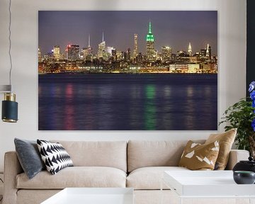 Midtown Manhattan Skyline in New York mit dem Empire State Building am Abend von Merijn van der Vliet