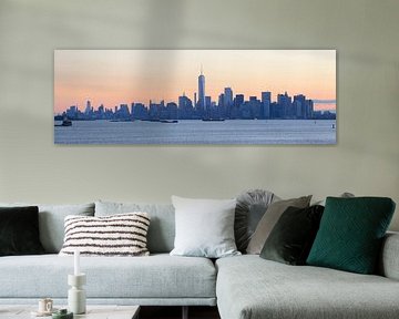 Manhattan Skyline in New York von Staten Island aus gesehen bei Sonnenaufgang, Panorama von Merijn van der Vliet