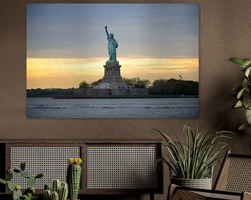 Freiheitsstatue in New York bei Sonnenuntergang von Merijn van der Vliet