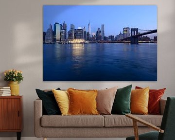 Manhattan Skyline en Brooklyn Bridge in New York voor zonsopkomst van Merijn van der Vliet