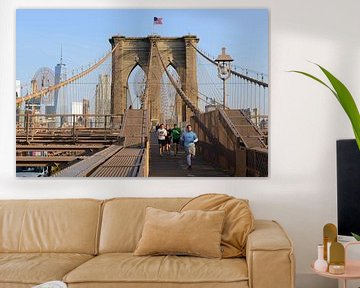 Brooklyn Bridge in New York in de ochtend met hardlopers van Merijn van der Vliet