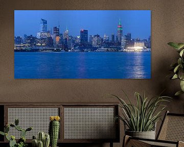 Midtown Manhattan Skyline in New York mit dem Empire State Building am Abend, Panorama  von Merijn van der Vliet