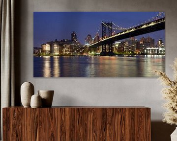 Pont de Manhattan sur l'East River à New York le soir, panorama sur Merijn van der Vliet