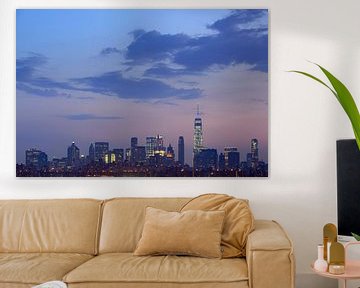 Manhattan skyline in New York in the evening by Merijn van der Vliet