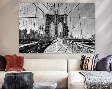 Auf der Brooklyn Bridge in New York (schwarz und weiß) von Mark De Rooij