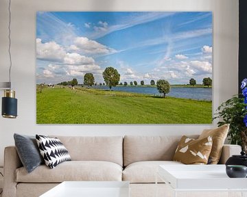 Paysage hollandais typique sur la rivière