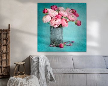 Rosa Ranunkelblüten in einer Vase. von Lorena Cirstea