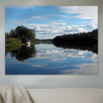 Immeljärvi meer met een mooie weerspiegeling op het rustige wateroppervlak.