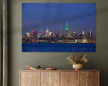 Midtown Manhattan Skyline in New York met het Empire State Building in de avond  van Merijn van der Vliet
