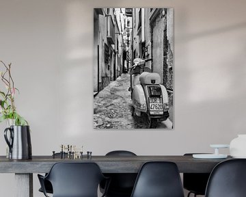 Vespa Scooter in Italiaanse straat van Mario Calma