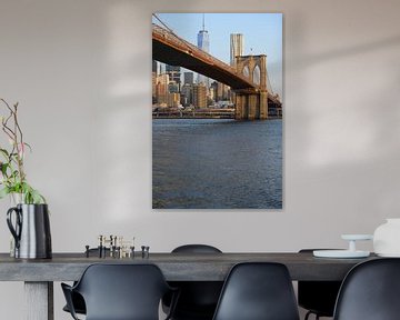 Brooklyn Bridge in New York am Morgen mit dem One World Trade Center von Merijn van der Vliet