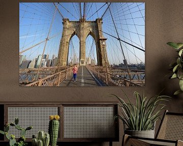 Brooklyn Bridge in New York in de ochtend met een hardloper van Merijn van der Vliet