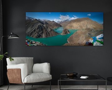 Panorama van het turquoise Yamdrok meer, Tibet van Rietje Bulthuis