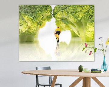 Cycliste en maillot jaune traversant une forêt verdoyante