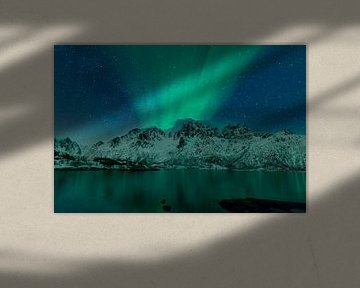 Nordlichter, Polarlicht oder Aurora Borealis im nächtlichen Himmel über den Lofoten Inseln in Nordno von Sjoerd van der Wal