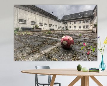 Bal op Luchtplaats van leegstaande gevangenis Schutterswei in Alkmaar van Sven van der Kooi (kooifotografie)