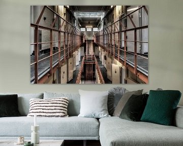 Symmetrie en diepte van een gang van een leegstaande gevangenis Schutterswei in Alkmaar