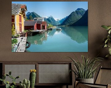 Fjord met boothuis en bergen in Noorwegen van iPics Photography