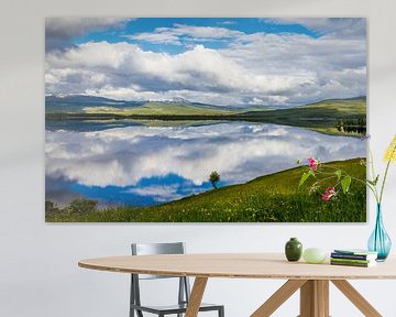 Reflexion über einen See im Norden von Schweden von Hamperium Photography