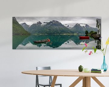 Panorama von Booten und von Bergen mit Reflexion im Wasser in Norwegen von iPics Photography