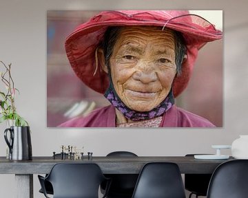 Vieille femme à Shorda, Nancheng désemparée. sur Theo Molenaar