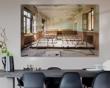 Bureaux d'école dans une salle de classe abandonnée. sur Roman Robroek - Photos de bâtiments abandonnés