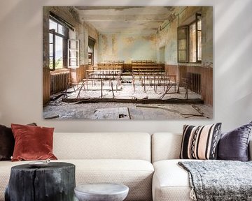 Schulbänke in verlassenem Klassenzimmer von Roman Robroek