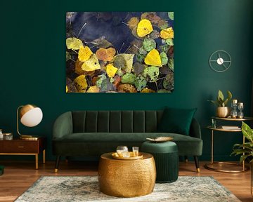 Herfstbladeren - blad op water, geel van Nicole Schyns