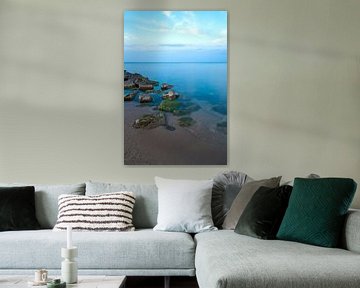 Minimalisme - Strand en een prachtige blauwe gloed van Steven Dijkshoorn