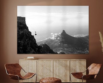 Photo en noir et blanc du téléphérique sur la montagne de la Table au Cap avec la tête de lion en ar sur Romy Wieffer