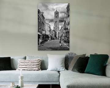 Straatfotografie in Utrecht. De Dom en de Zadelstraat in Utrecht (monochroom) van De Utrechtse Grachten