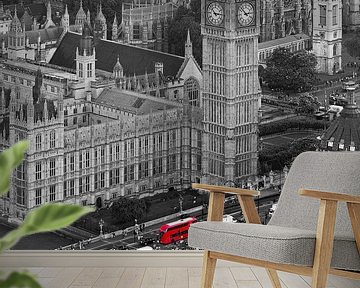 Big Ben met rode bussen te Londen van Anton de Zeeuw