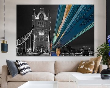 Detail der Tower Bridge in London, teilweise in schwarz-weiß