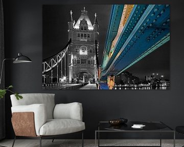 Detail tui van Tower Bridge deels zwart wit te Londen van Anton de Zeeuw