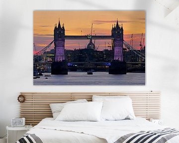 Tower Bridge vlak na zonsondergang te Londen van Anton de Zeeuw