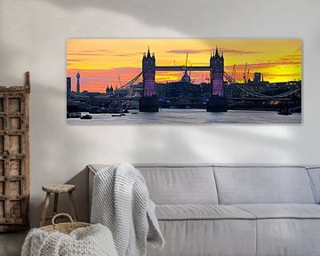 Panorama Tower Bridge vlak na zonsondergang te Londen
