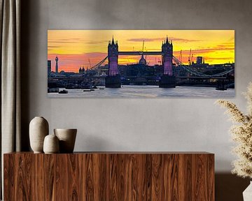 Panorama Tower Bridge vlak na zonsondergang te Londen van Anton de Zeeuw