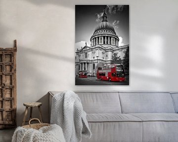 LONDON St. Paul?s Cathedral & Red Bus von Melanie Viola