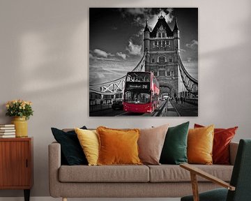 LONDEN Tower Bridge & Rode Bus van Melanie Viola