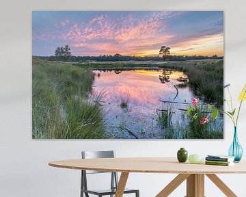 Kleurrijke zonsondergang op de heide met spiegeling in het water van Sjaak den Breeje