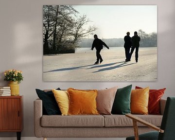 Drie schaatsers op de Nieuwkoopse Plassen van Merijn van der Vliet