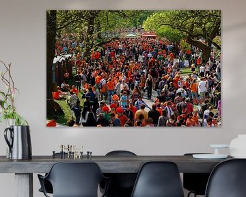 Orangefarbene Menschenmenge im Vondelpark in Amsterdam am Tag der Königin von Merijn van der Vliet