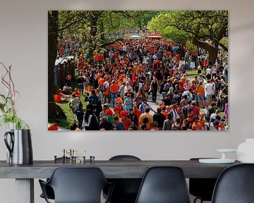 Oranje mensenmassa in het Vondelpark in Amsterdam op Koninginnedag van Merijn van der Vliet