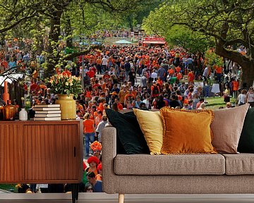Oranje mensenmassa in het Vondelpark in Amsterdam op Koninginnedag van Merijn van der Vliet