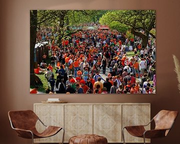 Oranje mensenmassa in het Vondelpark in Amsterdam op Koninginnedag van Merijn van der Vliet